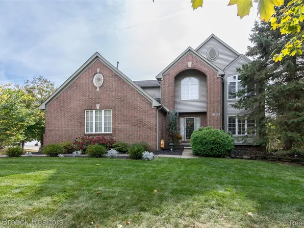 2801 Augusta Dr, Commerce Township, MI 48382