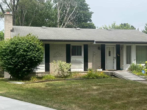 29581 Newport Dr, Warren, MI 48088