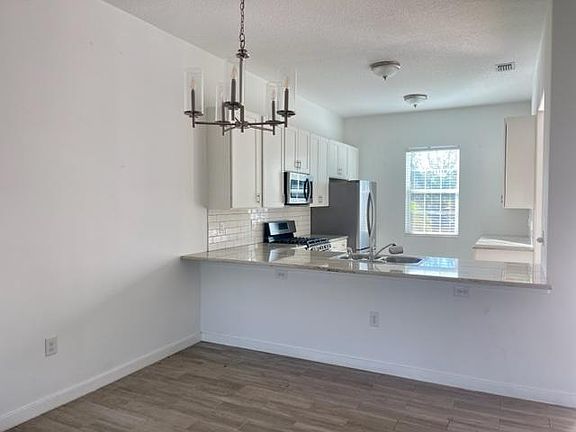 3rd image of 1090 Woodsmere Pkwy