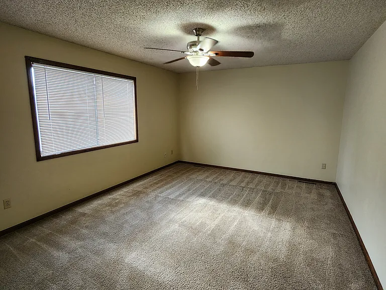 1023 E Redwood Rd — Photo 23