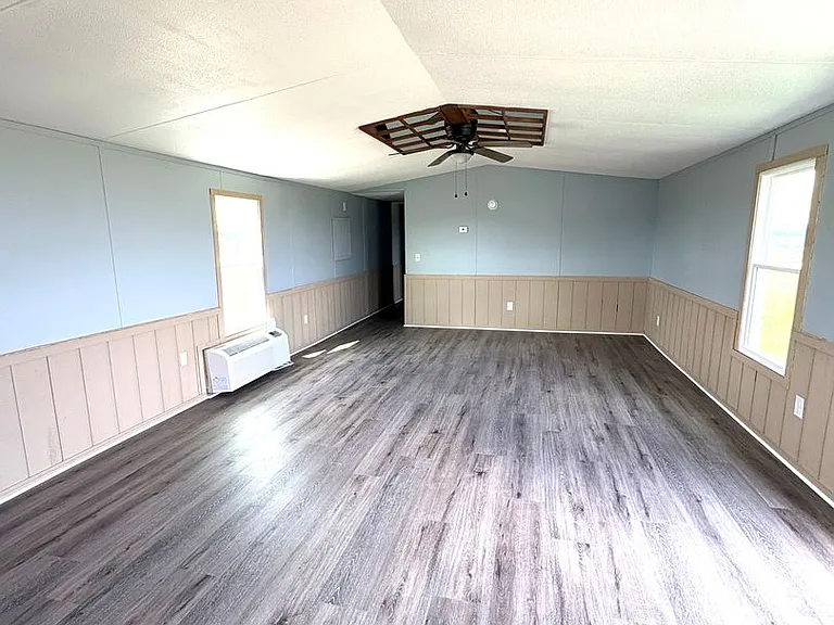400 Barbara Ln — Photo 2