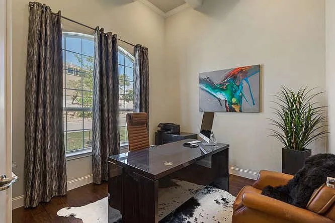 5 bed, 4.5 bath, 3871 sqft, $4,500 — Photo 3