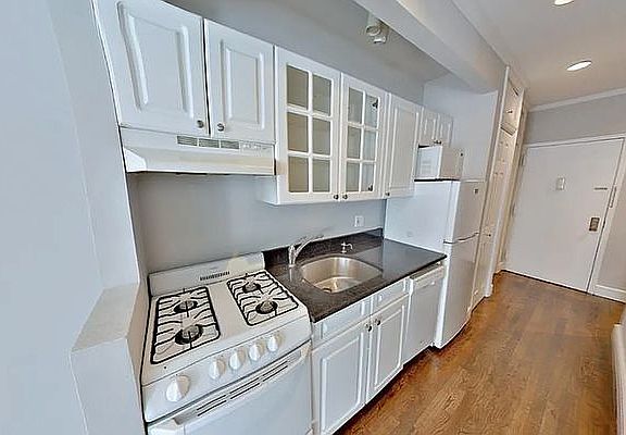 5th image of 336 E 18th St APT B2