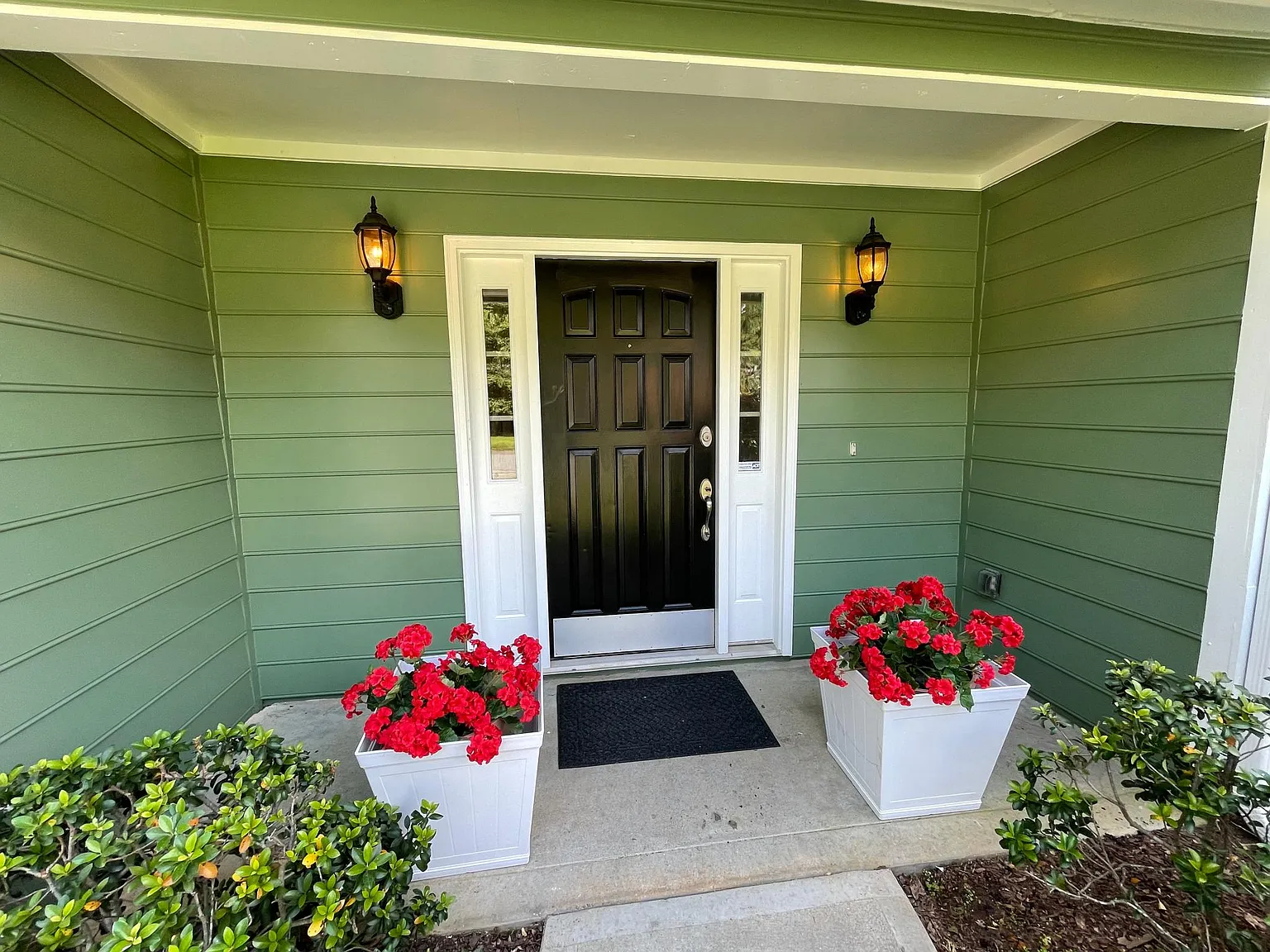 4 bed, 2.5 bath, 2300 sqft, $2,995 — Photo 2