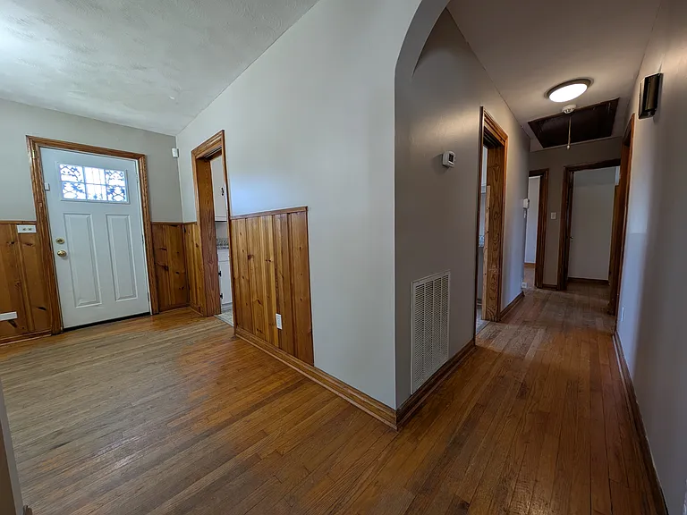 318 E 11th St — Photo 14