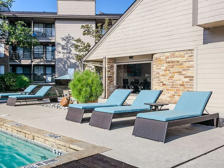 Lakeside Apartments — Photo 5