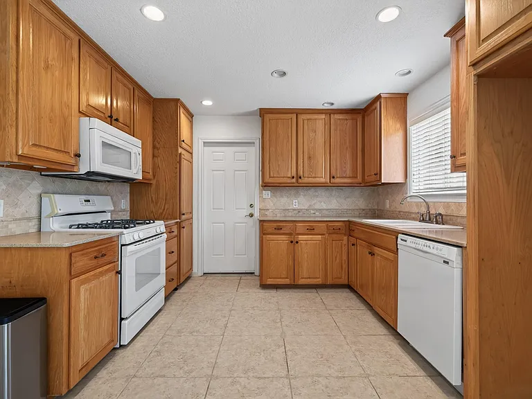 1202 Knollpark Cir — Photo 13