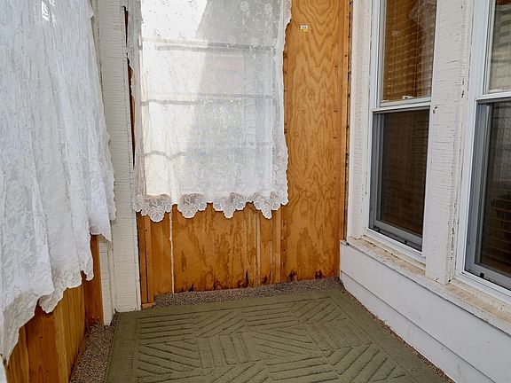 3rd image of 602 W 2nd North St