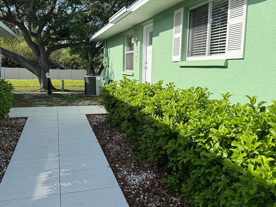 Cottage home Path to Entryway