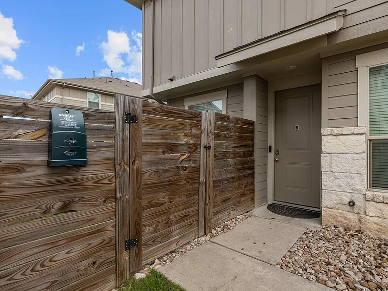 2215 Katy Ln #B — Photo 8