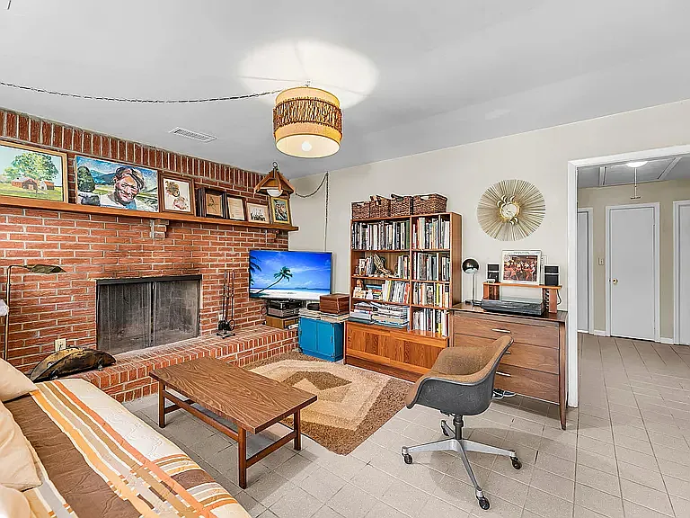 1514 Balsam St — Photo 3