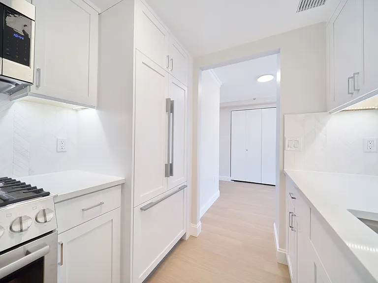 160 Riverside Blvd #10J — Photo 8