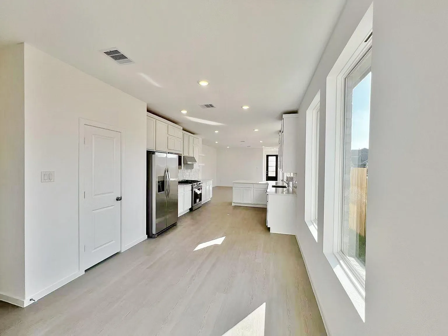 4 bed, 2.0 bath, 1655 sqft, $2,195 — Photo 4