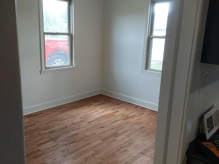 403 S Somerset St — Photo 3