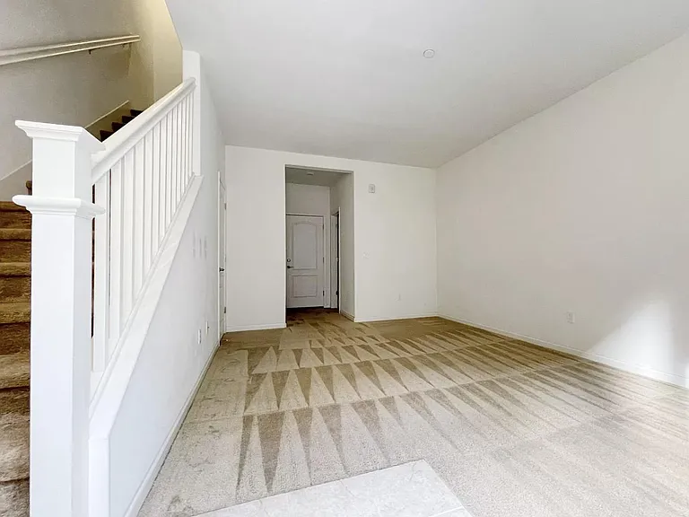 669 Barcelona Loop — Photo 8