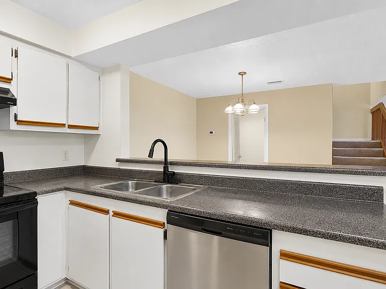 2593 S Park Ave — Photo 7