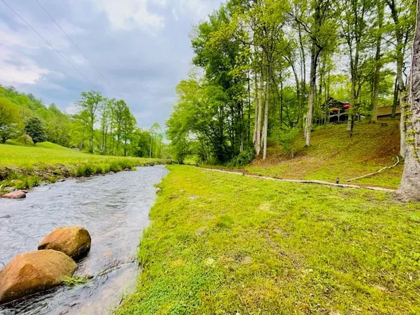 407 Fox Hills Rd, Robbinsville, NC 28771