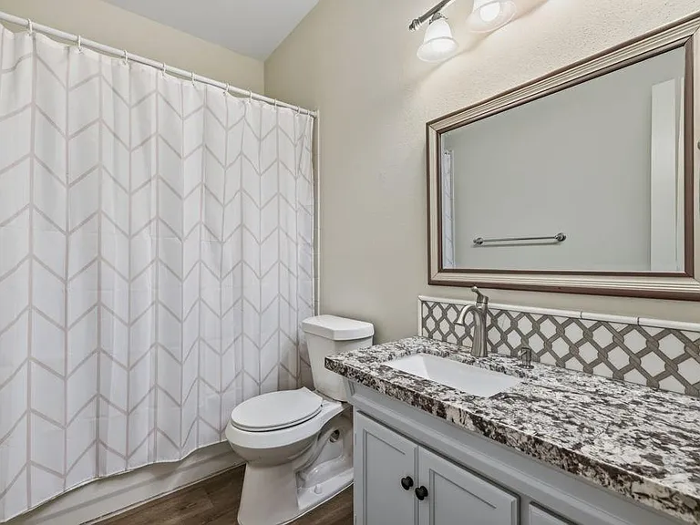 110 E Detering St — Photo 16