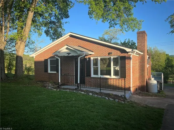 104 Henderson Dr, Wilkesboro, NC 28697