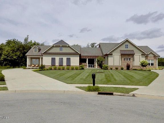 3rd image of 122 Christine Ct