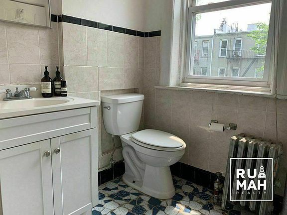 4th image of 372A Bainbridge St APT 4