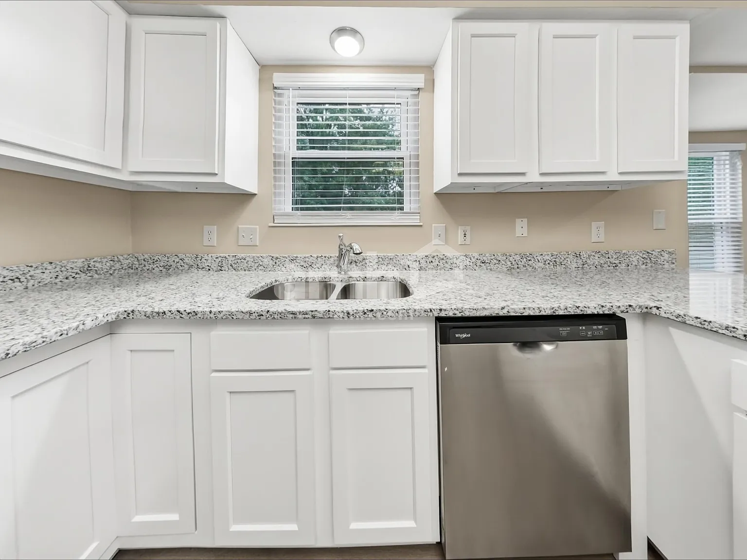 4 bed, 2.5 bath, 3280 sqft, $2,910 — Photo 3