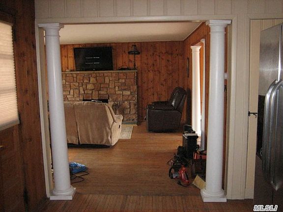 4th image of 83 E Moriches Blvd