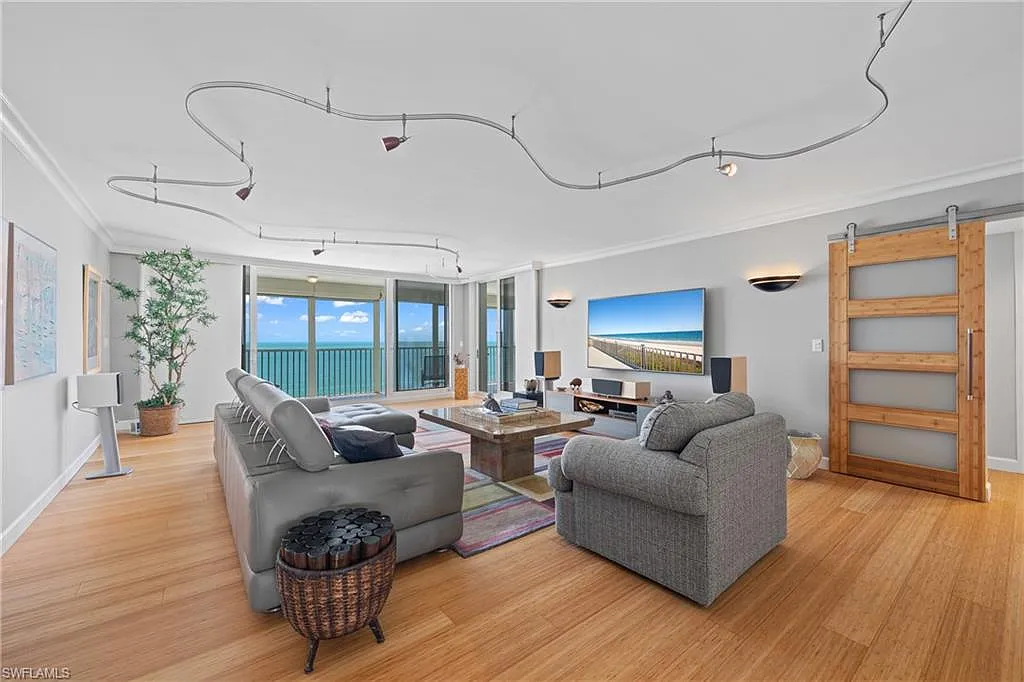 2 bed, 2.0 bath, 1960 sqft, $17,000 — Photo 4