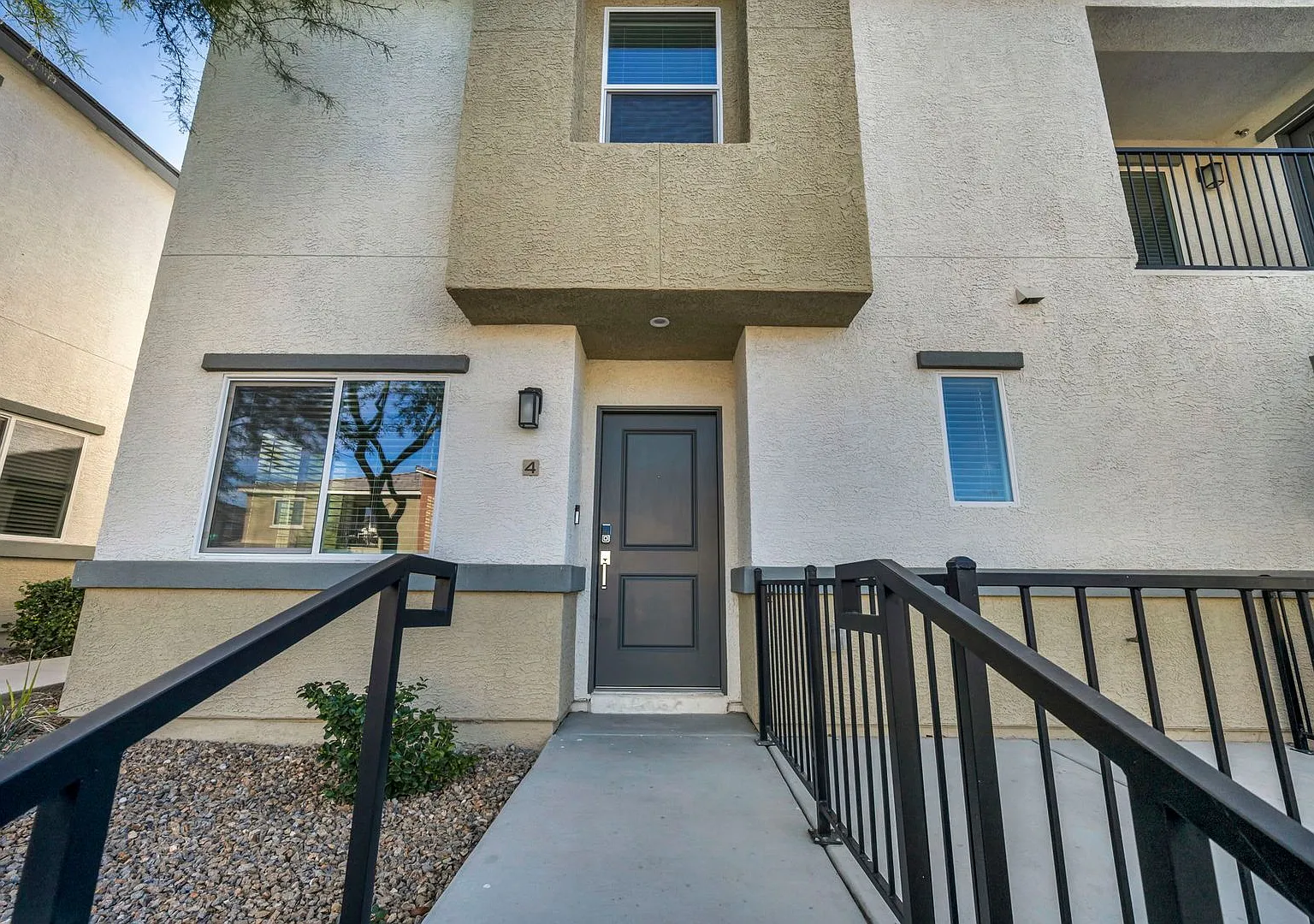 Move in ready 3 bedroom home — Photo 1