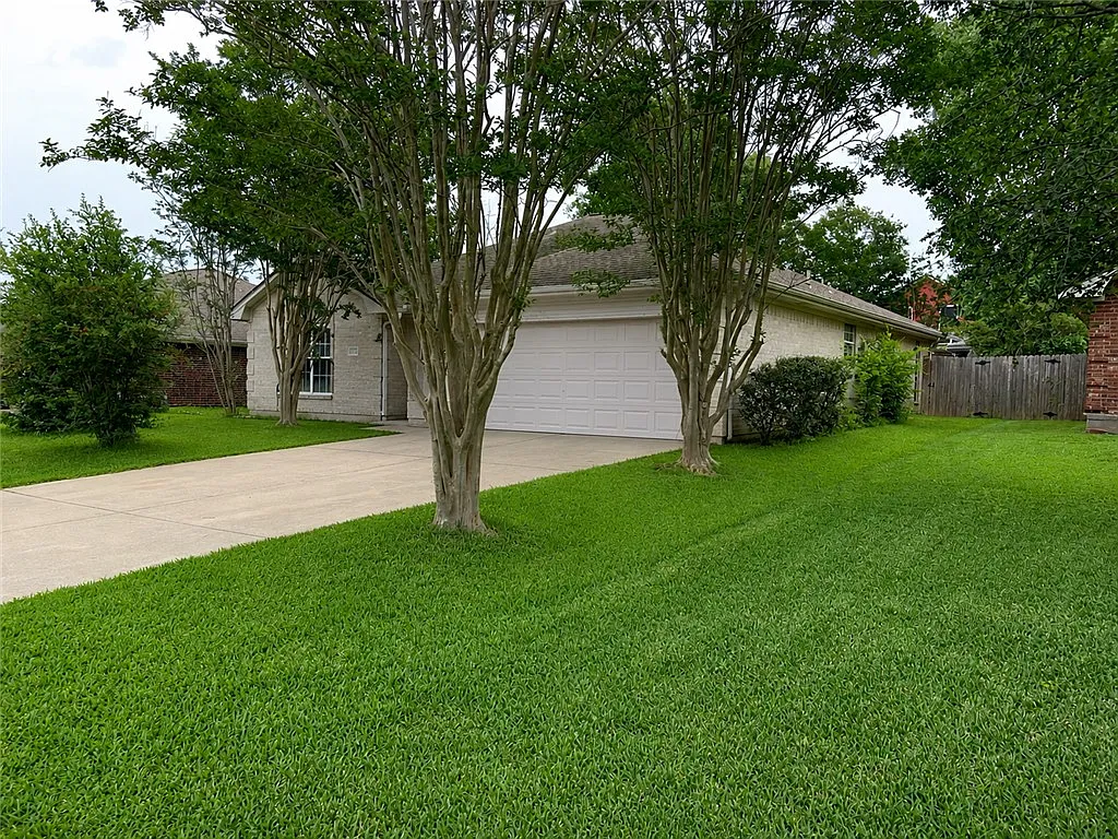 4 bed, 1845 sqft, $2,150 — Photo 2