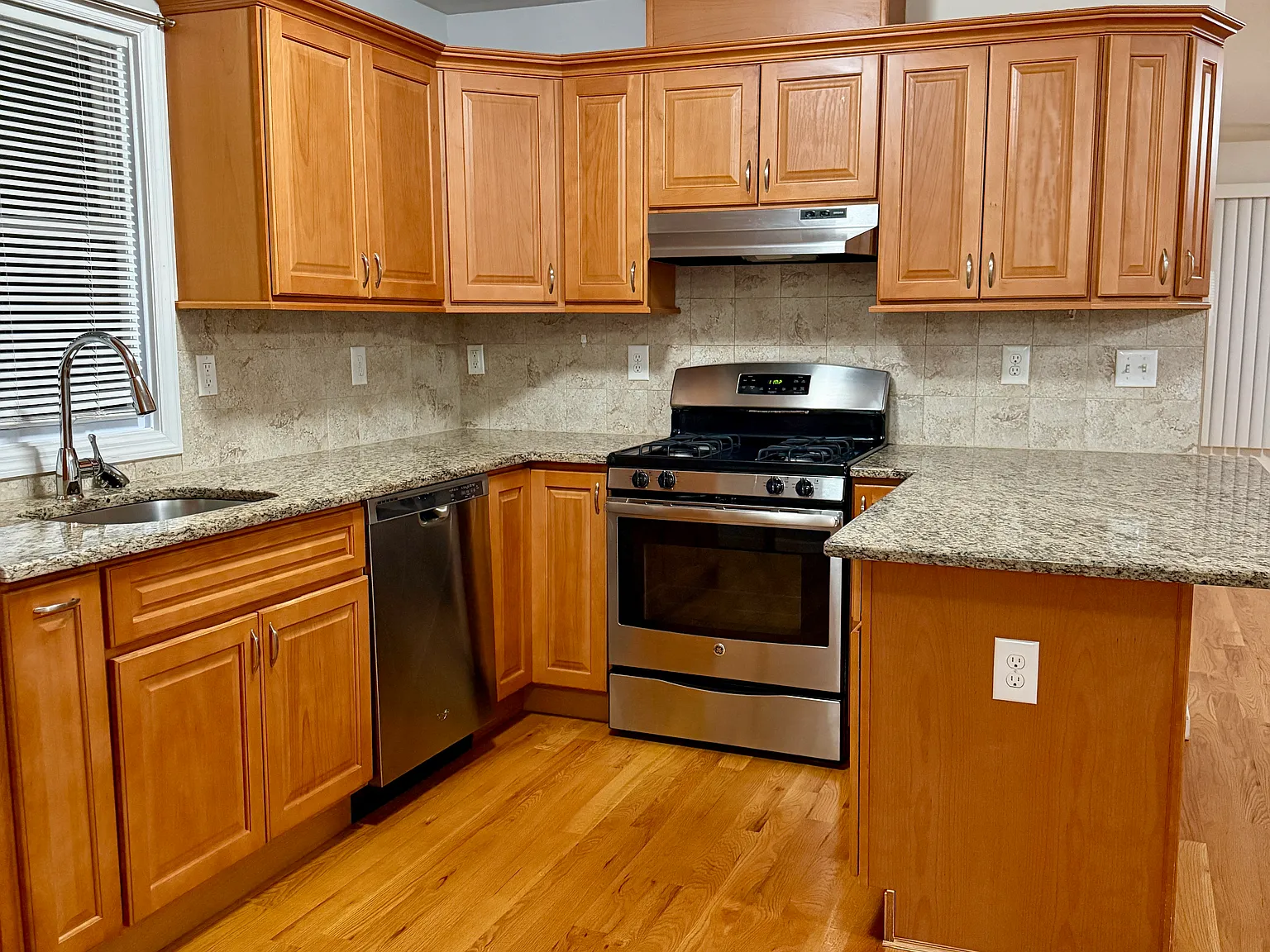 586 Monroe Avenue — Photo 2