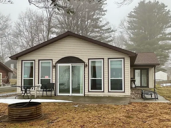 1714 N Shore Dr, Mears, MI 49436