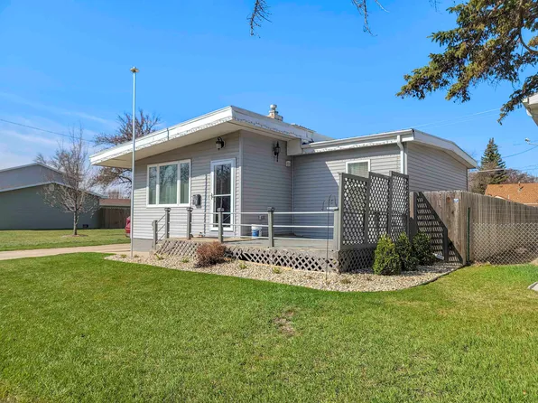 217 17th St NW, Minot, ND 58703