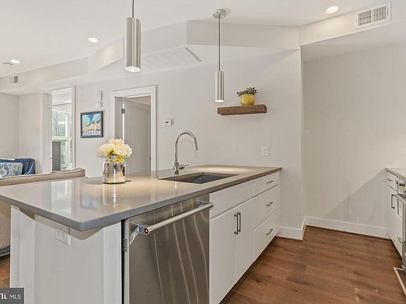 Breakfast Bar - Stainless Steel Appliances!