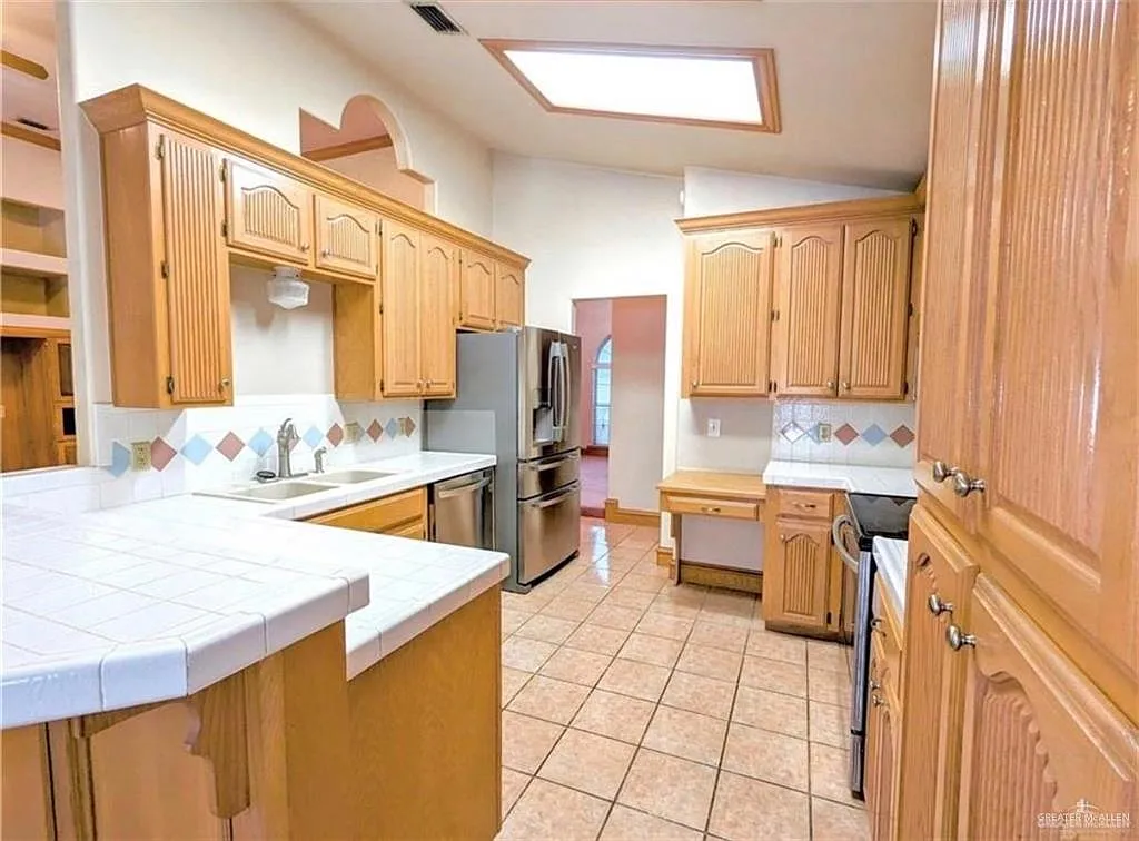 3 bed, 2.0 bath, 2010 sqft, $1,750 — Photo 4