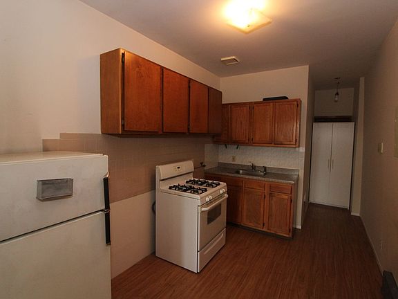3rd image of 246 Driggs Ave APT 3R