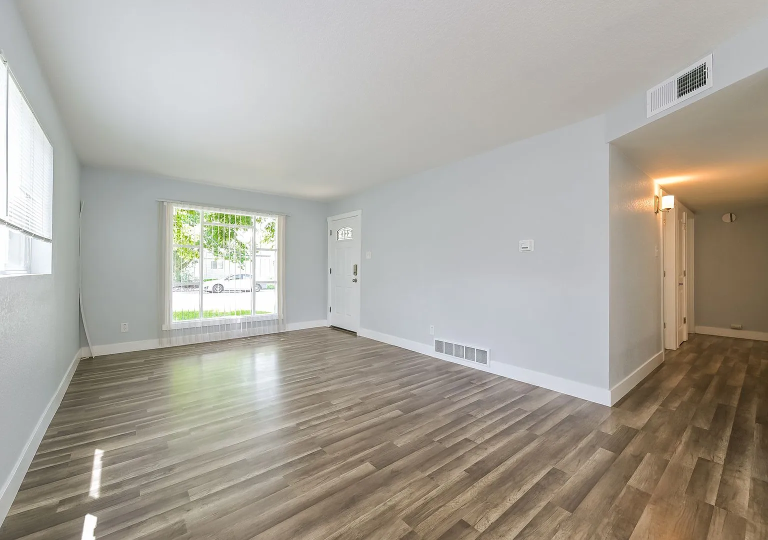 4 Weeks Free Rent & Free 55" Tv If Moved In By 8/31! Beautifully Remodeled 3bd/2ba Home In Centra... — Photo 4