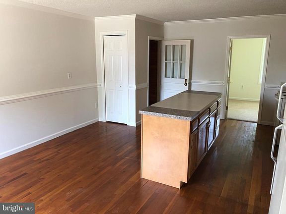 4th image of 573 Fairfax Pike