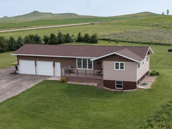 823 NE 1st St, Linton, ND 58552
