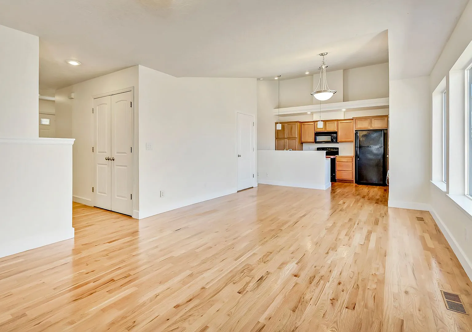 3 Bedroom 2 Bathroom with 2 Car Garage Located on the Central Bench Rim — Photo 4