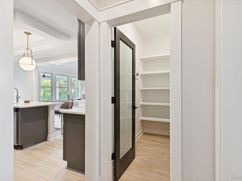 2500 Crystal Lake Dr, photo 17