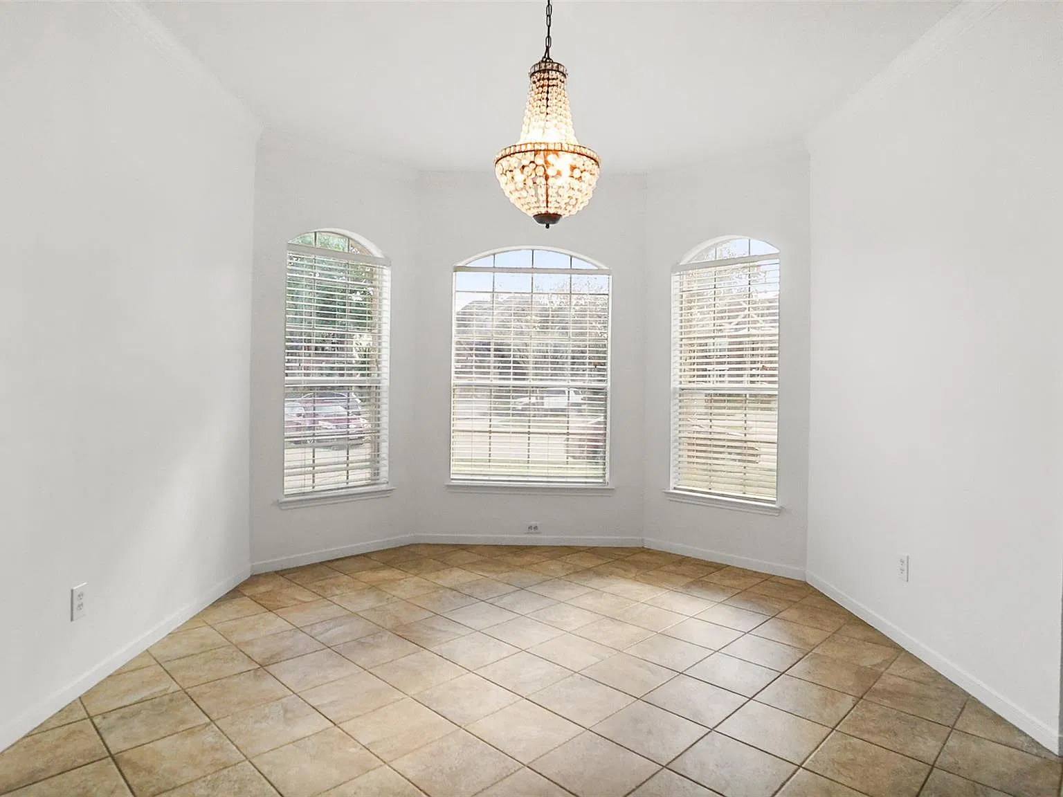 5 bed, 3.0 bath, 3348 sqft, $2,800 — Photo 4
