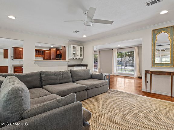 5th image of 1407 Hellmers Ln