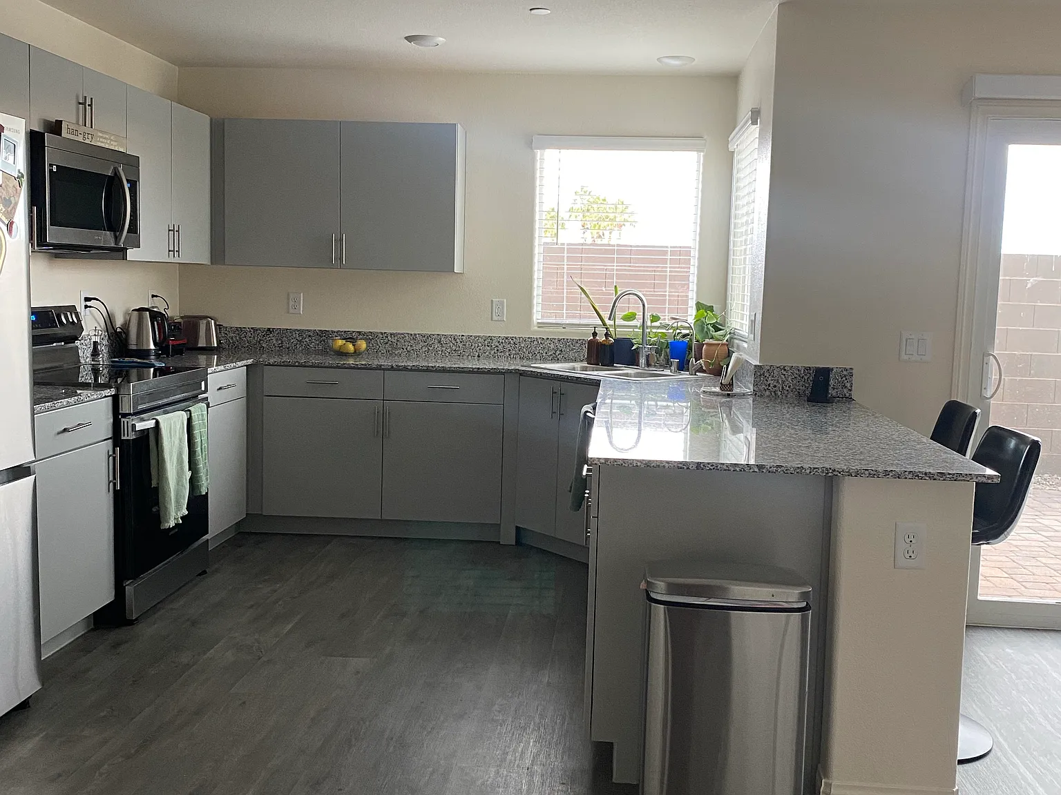 3 bed, 2.5 bath, 1668 sqft, $2,100 — Photo 1