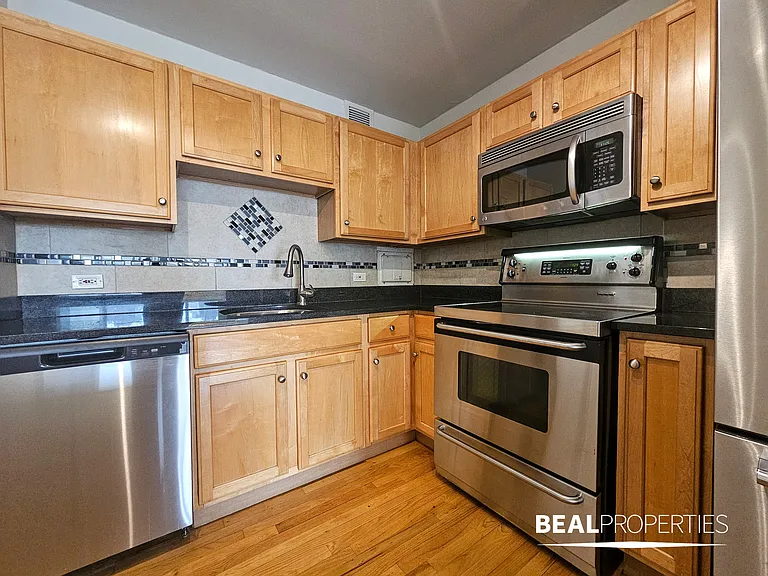 1344 N Dearborn — Photo 56