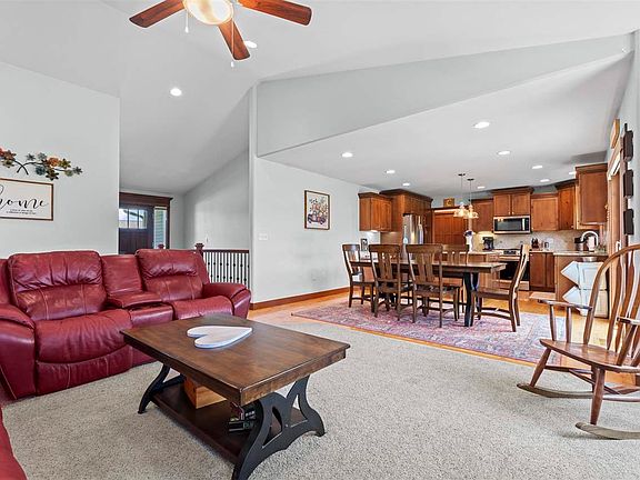 5th image of 395 Carlyle Dr