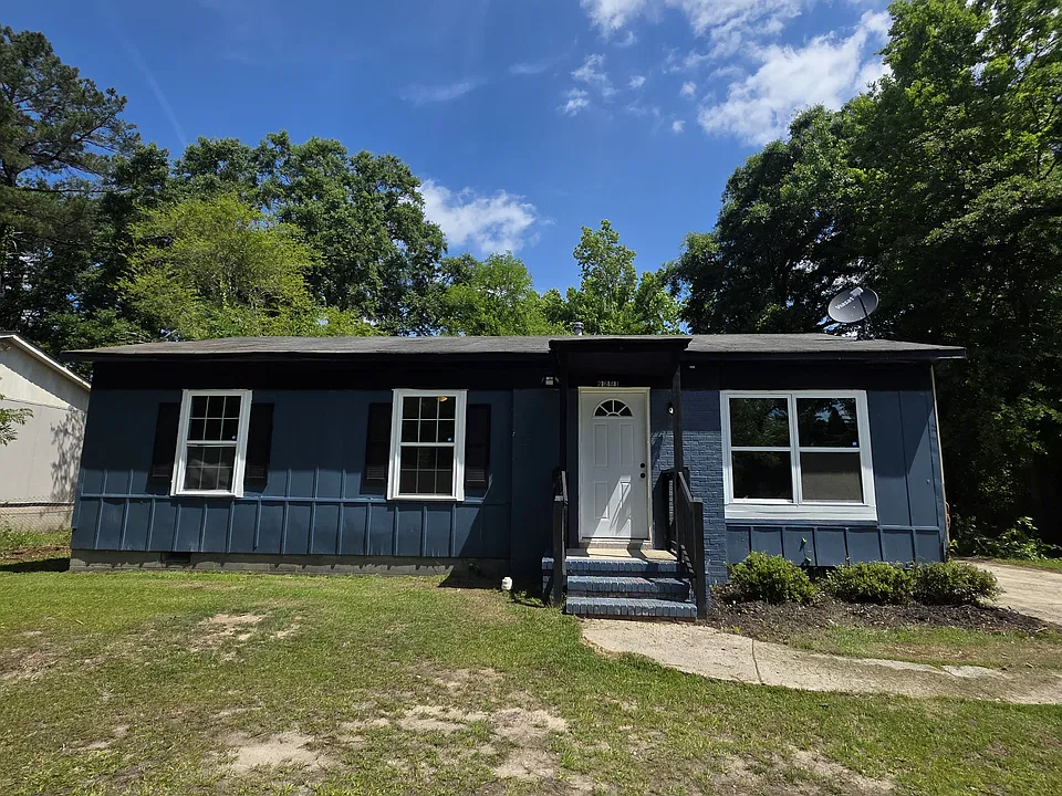2641 Village Green Ln
