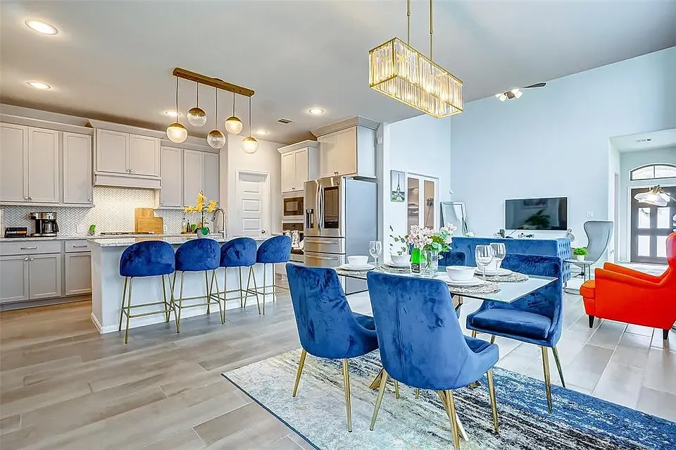 3 bed, 2426 sqft, $3,450 — Photo 3