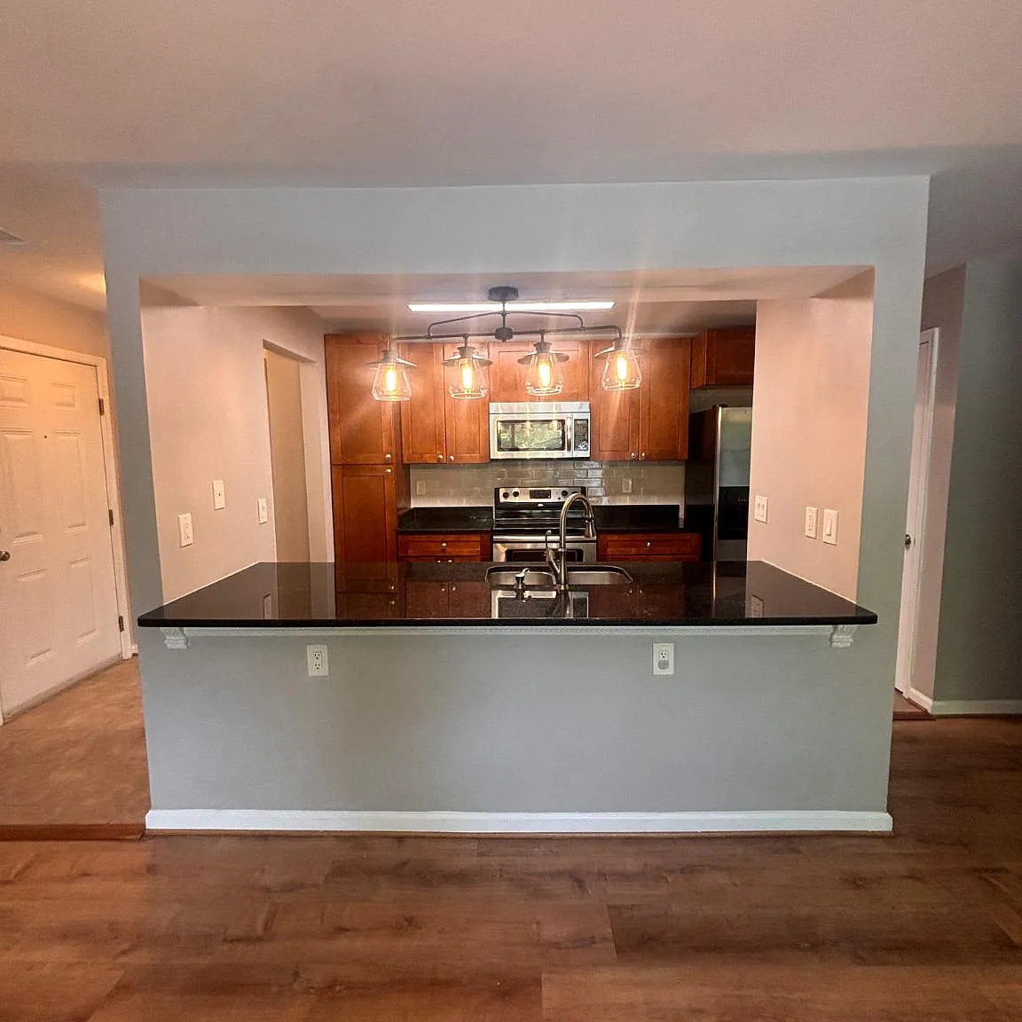 3 bed, 2.0 bath, 1000 sqft, $2,250 — Photo 4