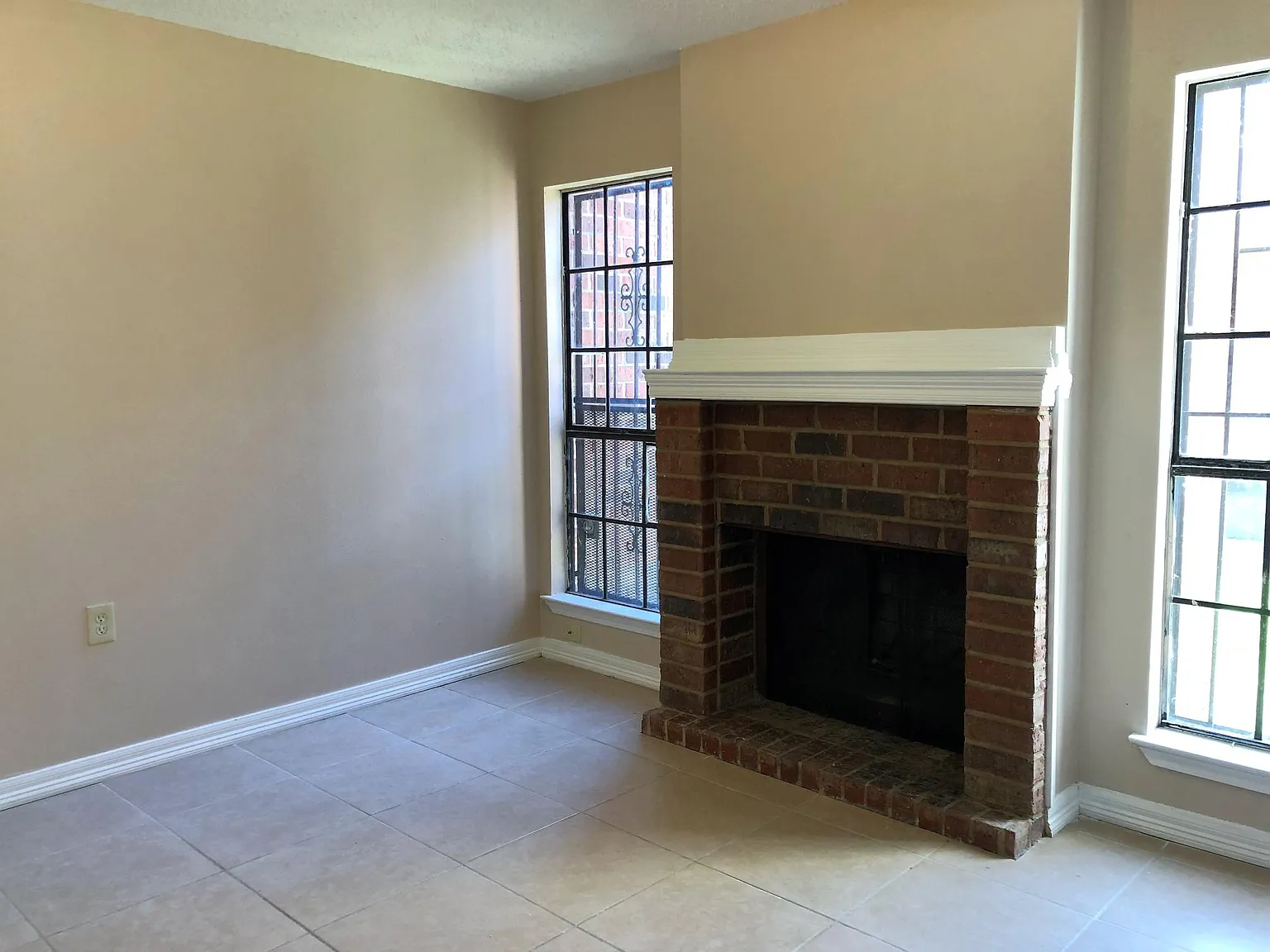 3 bed, 2.5 bath, 1600 sqft, $1,650 — Photo 3